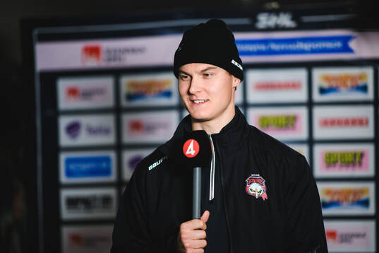 Malmö Redhawks Fredrik Händemark blir intervjuad om senast när han spelade mot Färjestads Oskar Steen (ej i bild) och hamnade i Färjestads spelarbås