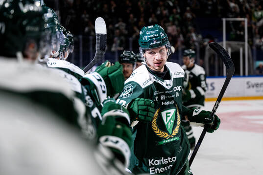 Färjestads Adam Ollas Mattsson jublar