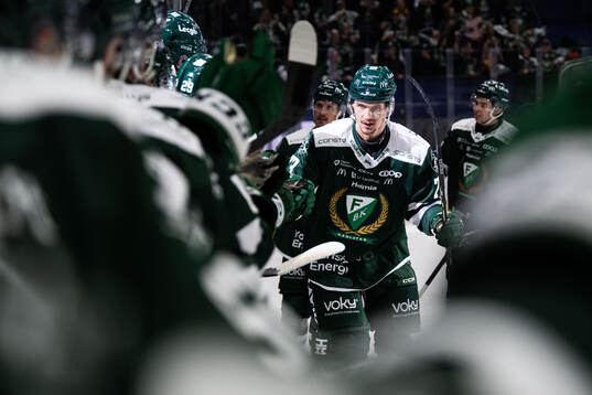 Färjestads Adam Ollas Mattsson jublar