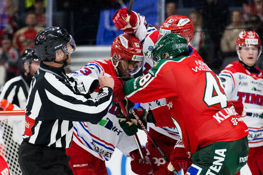 Timrås Jeremy Boyce-Rotevall och Frölundas Carl Klingberg