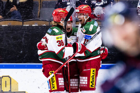 MoDos Alexander True jublar med lagkamrater