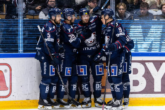 Linköpings Christoffer Ehn jublar med lagkamrater