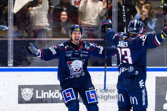 Linköpings Rasmus Rissanen jublar med Robin Kovacs
