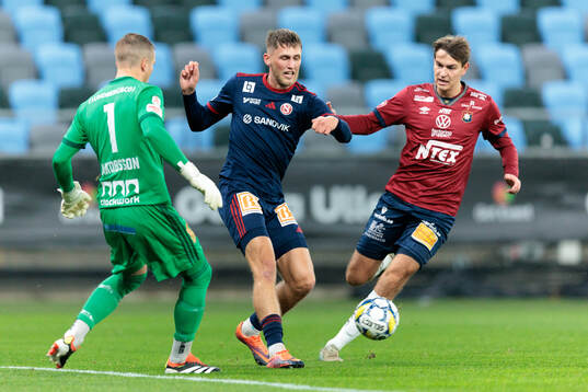 Sandvikens IFs målvakt Felix Jakobsson och Emil Engqvist mot Örgrytes Noah Christoffersson