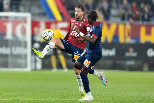 Örgrytes Jonathan Azulay och Sandvikens IFs Calvin Kabuye