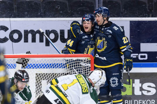 Södertäljes Carter Souch och Nolan Stevens jublar