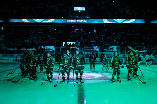 Färjestads spelare ställer upp i mittcirkeln