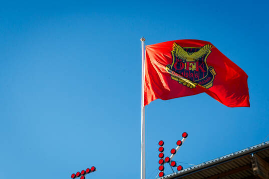 En flagga med Östersunds klubbmärke på
