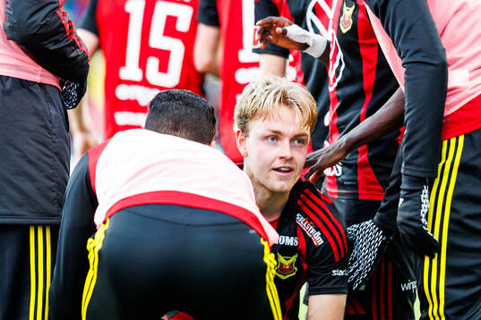 Östersunds Simon Marklund jublar efter 2-1