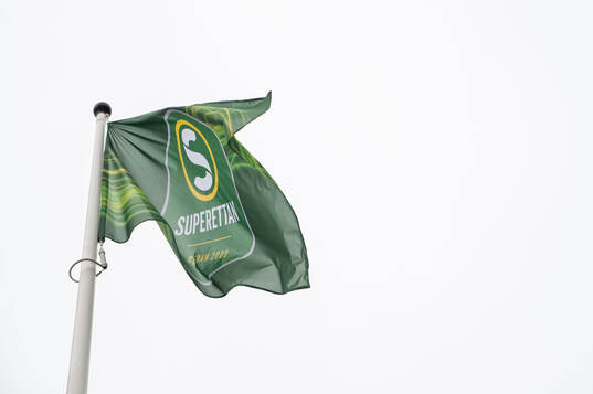 En flagga med Superettans logotyp