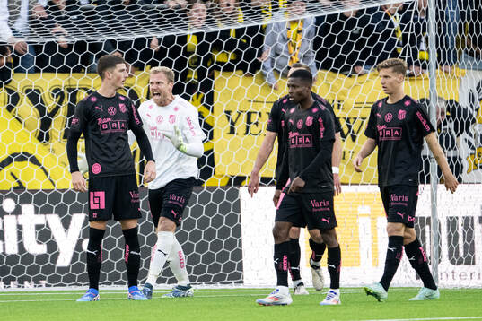 Häckens målvakt Peter Abrahamsson jublar