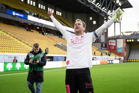 Häckens målvakt Peter Abrahamsson jublar