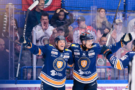 Växjös Emil Sylvegård och Otto Koivula jublar