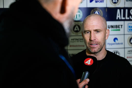 Malmö FFs tränare Henrik Rydström intervjuas