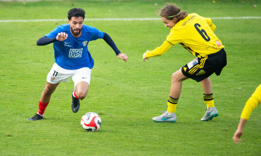 Balkans Rahel Omed Nader och IFK Hässleholms Gustaf Winroth i matchen i division 2 mellan IFK Hässleholm och FBK Balkan i Hässleholm 19 oktober 2024.
