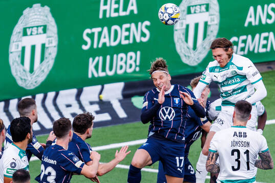 Malmö FFs Jens Stryger Larsen och Västerås Gustav Granath