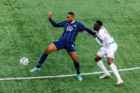 Malmö FFs Isaac Kiese Thelin och Västerås Frederic Nsabiyumva