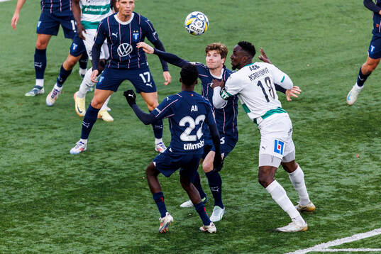 Malmö FFs Taha Ali och Oliver Berg  i duell med Västerås Frederic Nsabiyumva