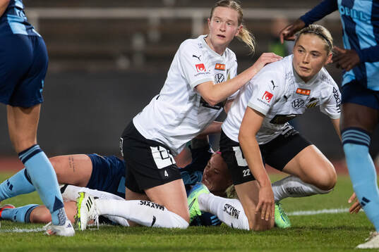 Häckens Emma Östlund och Djurgårdens Therese Åsland