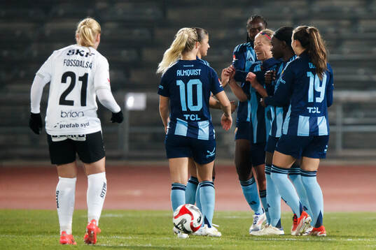 Djurgårdens Therese Åsland jublar med lagkamrater efter 1-1