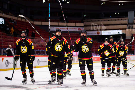 Brynäs Hanna Thuvik och Stella Lindell jublar