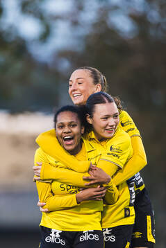 EElfsborgs Vanessa Lopez (v)  jublar med Stina Jensen (m)