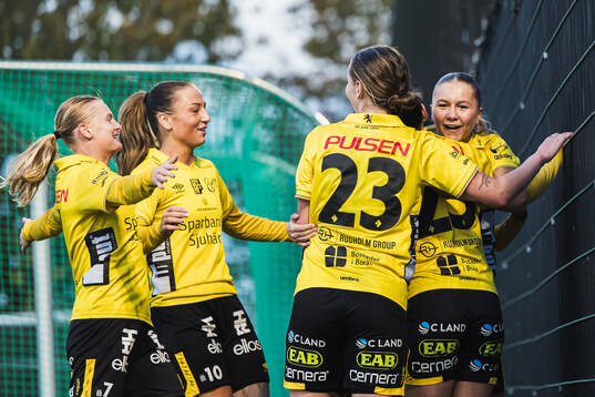 Elfsborgs Izabella Bergström (skymd) jublar med Hanna Jiozon, Stina Jensen, Ellen Nilsson och Alice Broman efter 1-2