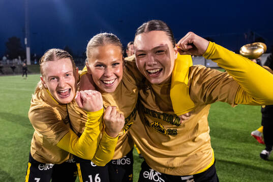 Elfsborgs Elfsborgs Hanna Jiozon, Cornelia Svensson och Hedvig Petersson jublar