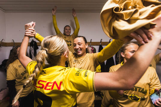 Elfsborgs Linn Sångberg och Stina Jensen jublar