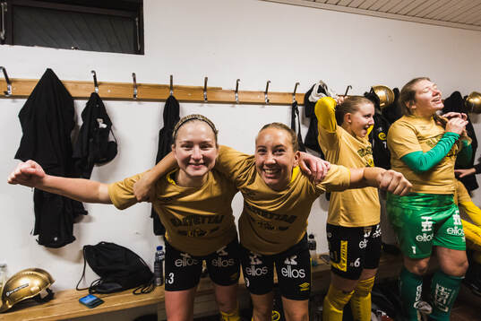 Elfsborgs Fanny Johansson och Cornelia Andersson jublar