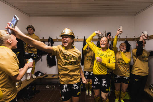 Elfsborgs Alice Broman och Stina Jensen jublar
