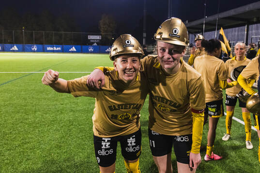 Elfsborgs Cornelia Andersson och Leann Nyström jublar