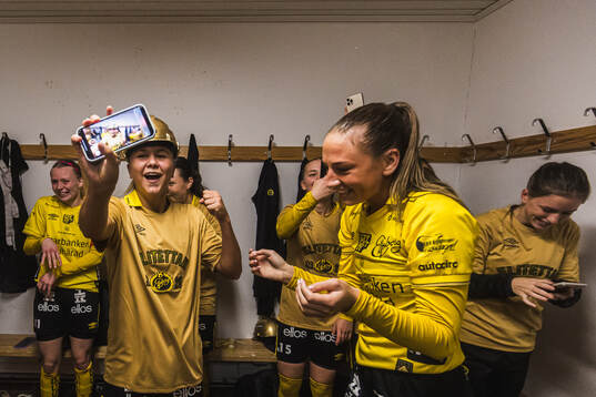 Elfsborgs Alice Broman och Stina Jensen jublar