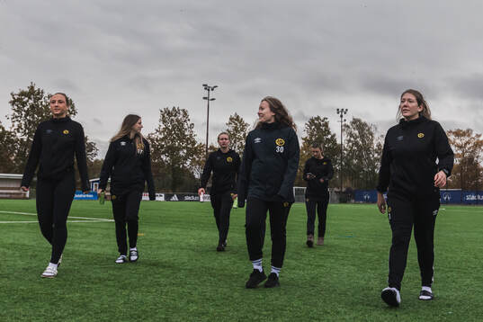 Elfsborgs Stina Jensen, målvakt Lisa Högmark och målvakt