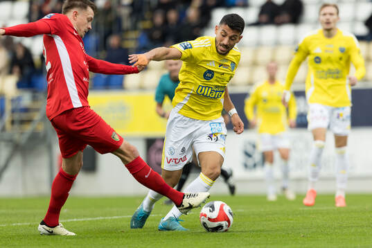 Ariana FCs Rasmus Lindkvist och Falkenbergs Leonardo Farah