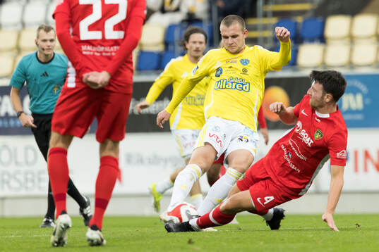 Falkenbergs Nils Bertilsson och Ariana FCs Alexander Blomqvist