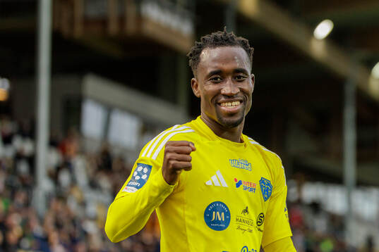 Falkenbergs Wanbe Godwin Aguda jublar