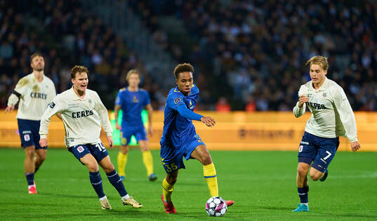  Fotboll, Danska Ligan, Århus - Bröndby: AARHUS, DENMARK - OCTOBER 21: Noah Nartey of Brondby IF controls the ball during the Danish 3F Superliga match between AGF Aarhus and Brondby IF at Ceres Park on October 21, 2024 in Aarhus, Denmark. (