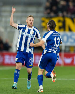 IFK Göteborgs Sebastian Ohlsson jublar ihop med Gustav Svensson efter 1-1