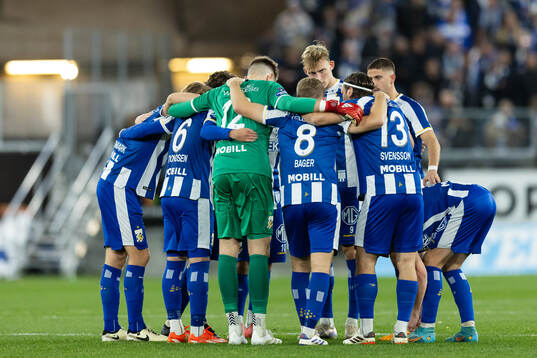 IFK Göteborgs spelare samlade innan andra halvleken av