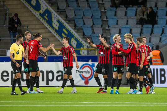 Brommapojkarnas Theo Bergvall jublar efter 0-1