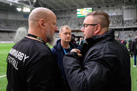 Hammarbys säkerhetsansvarige Håkan Leydner och Johan Schollin, matchdelegatskoordinator SEF,