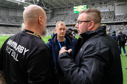 Hammarbys säkerhetsansvarige Håkan Leydner, Djurgårdens säkerhetsansvarige Mats Jonsson, och Johan Schollin, matchdelegatskoordinator SEF,
