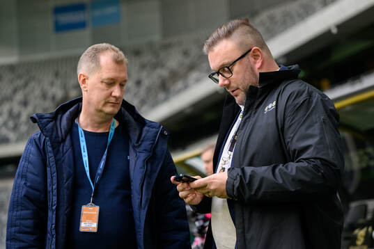 Djurgårdens säkerhetsansvarige Mats Jonsson, och Johan Schollin, matchdelegatskoordinator SEF,