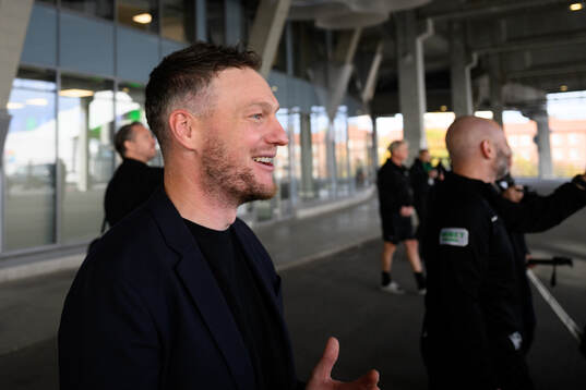 Hammarbys tränare Kim Hellberg jublar utanför arenan