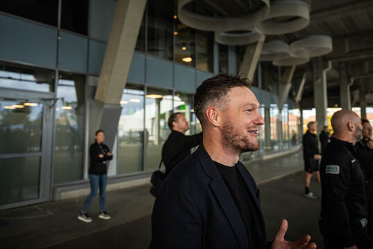 Hammarbys tränare Kim Hellberg jublar utanför arenan