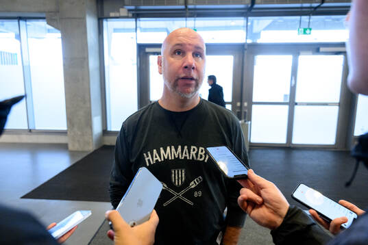 Hammarbys sportchef Mikael Hjelmberg blir intervjuad