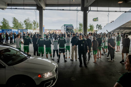 Hammarbys spelare och supportrar jublar utanför Tele2 Arena