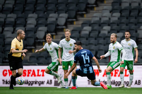 Djurgårdens Besard Sabovic och Hammarbys Simon Strand