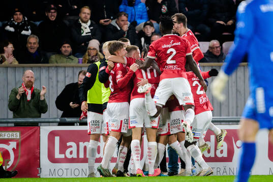 Degerfors Gustav Lindgren jublar med lagkamrater efter 1-0